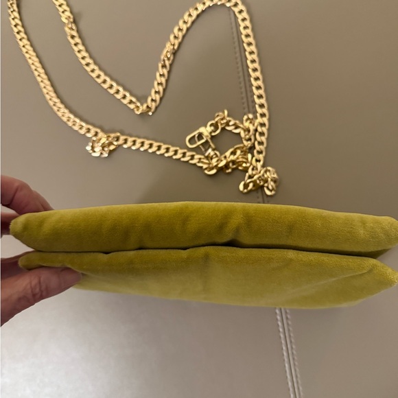 Gucci Limited Edition Green Velvet Extra
Large Sunglasses Case/Pouch with Chain - Picture 7 of 8